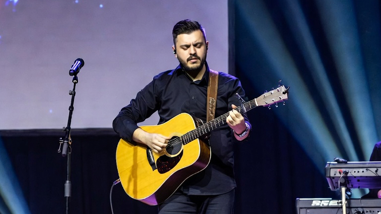 Find Acoustic Worship Guitarists